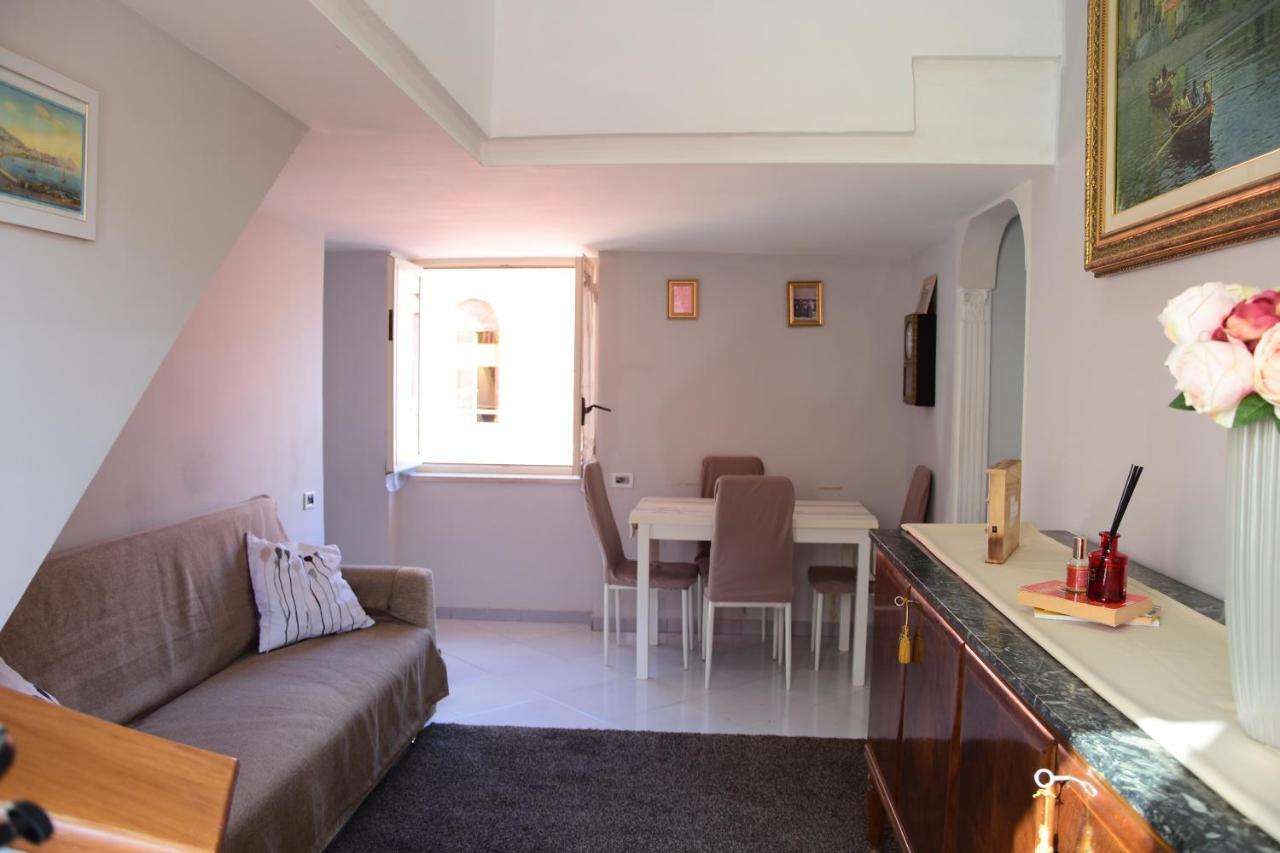 Scugnizzella Holiday House Apartment เนเปิลส์ ภายนอก รูปภาพ