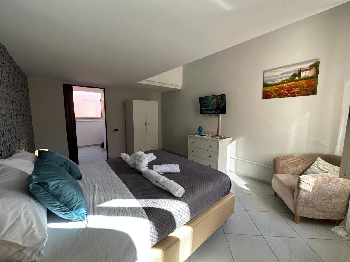 Scugnizzella Holiday House Apartment เนเปิลส์ ภายนอก รูปภาพ