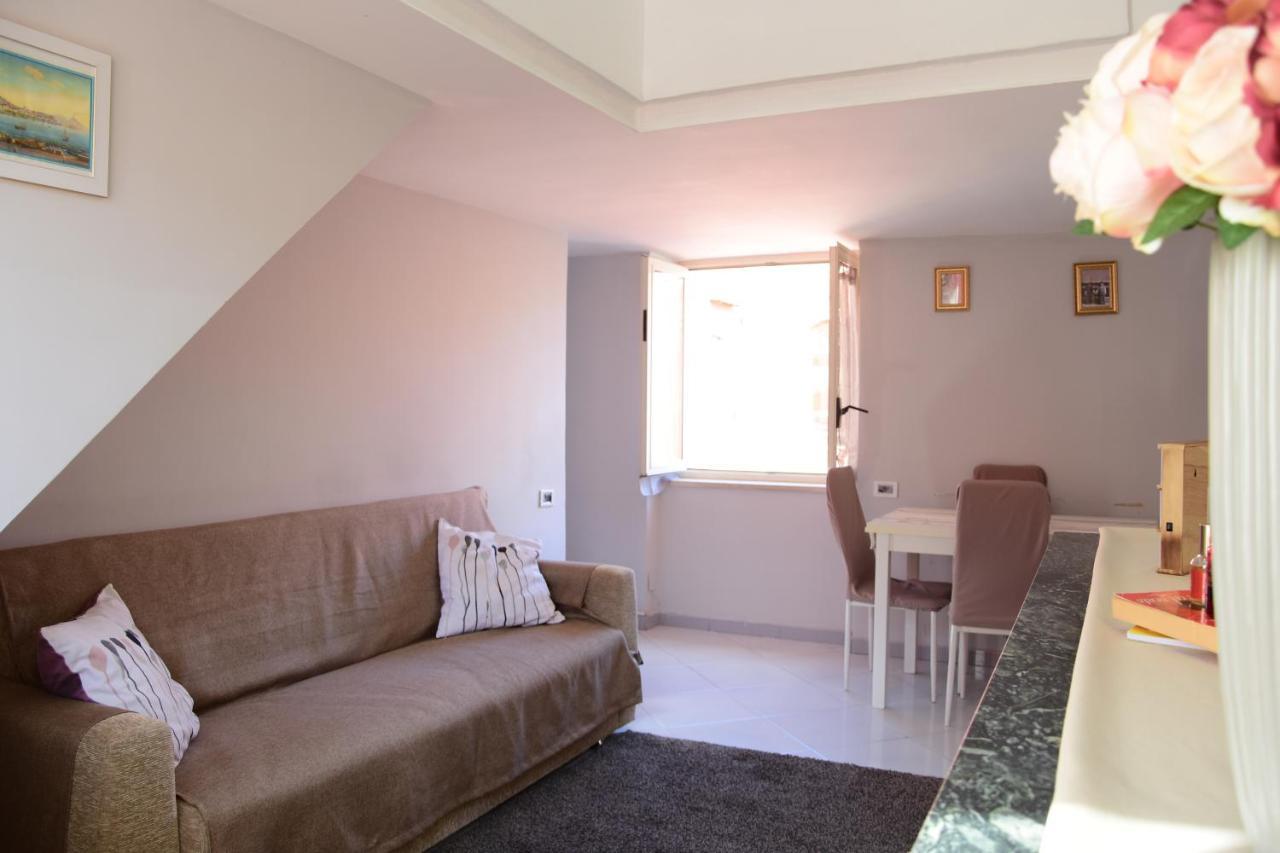 Scugnizzella Holiday House Apartment เนเปิลส์ ภายนอก รูปภาพ