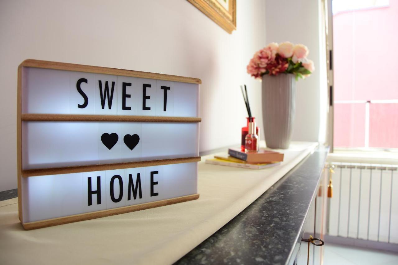 Scugnizzella Holiday House Apartment เนเปิลส์ ภายนอก รูปภาพ